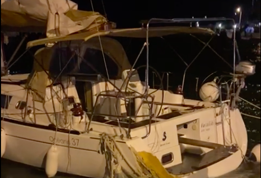 разбитая яхта в Греции